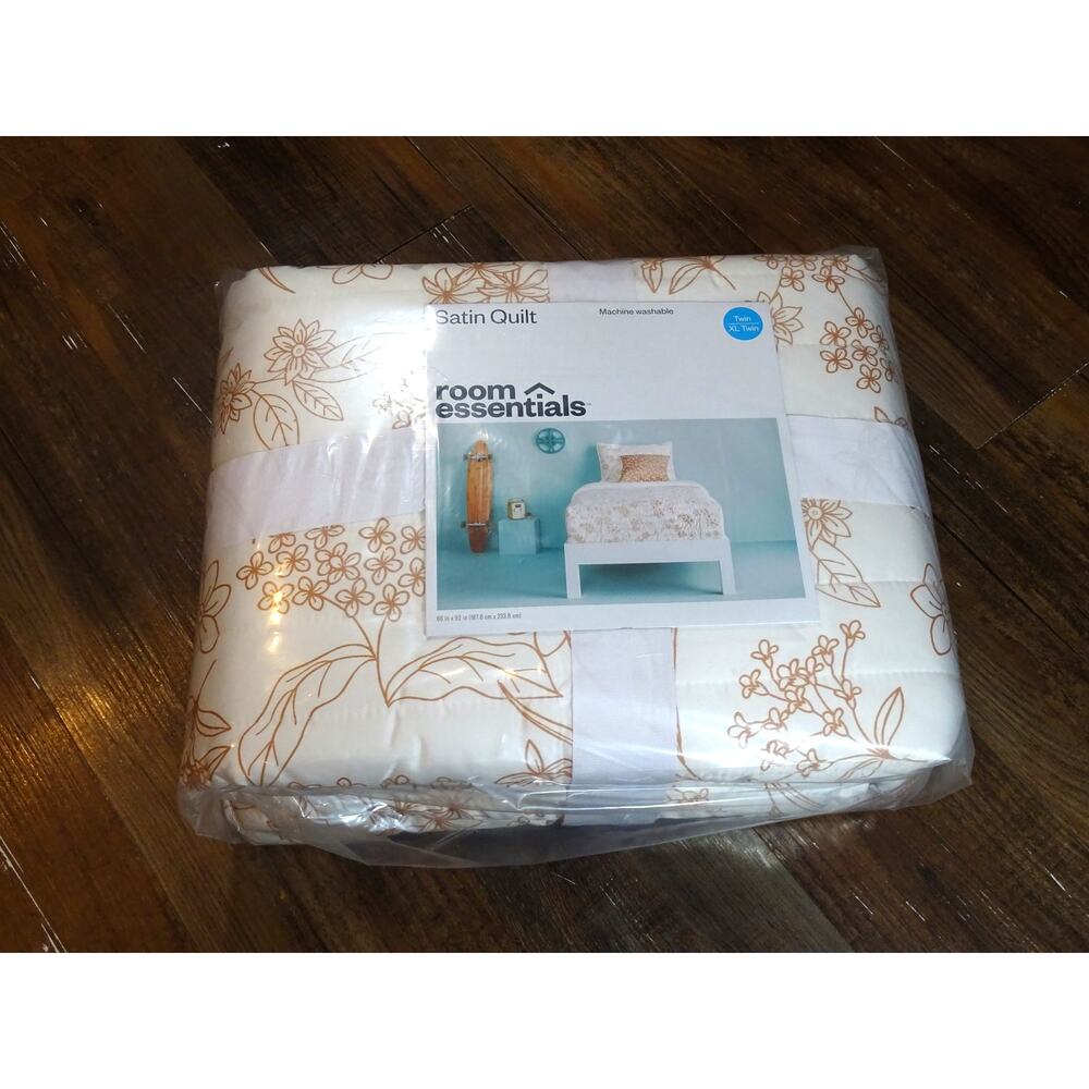 NEW Room Essentials Satin Quilt Twin/Twin XL 66x92 Floral Vine Neutral Bedding